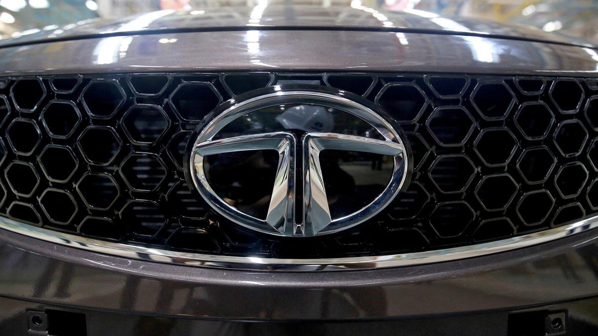 Tata Motors Q1 Net Profit Surges 83% to ₹2,560 Crore on Strong Sales and Gains
