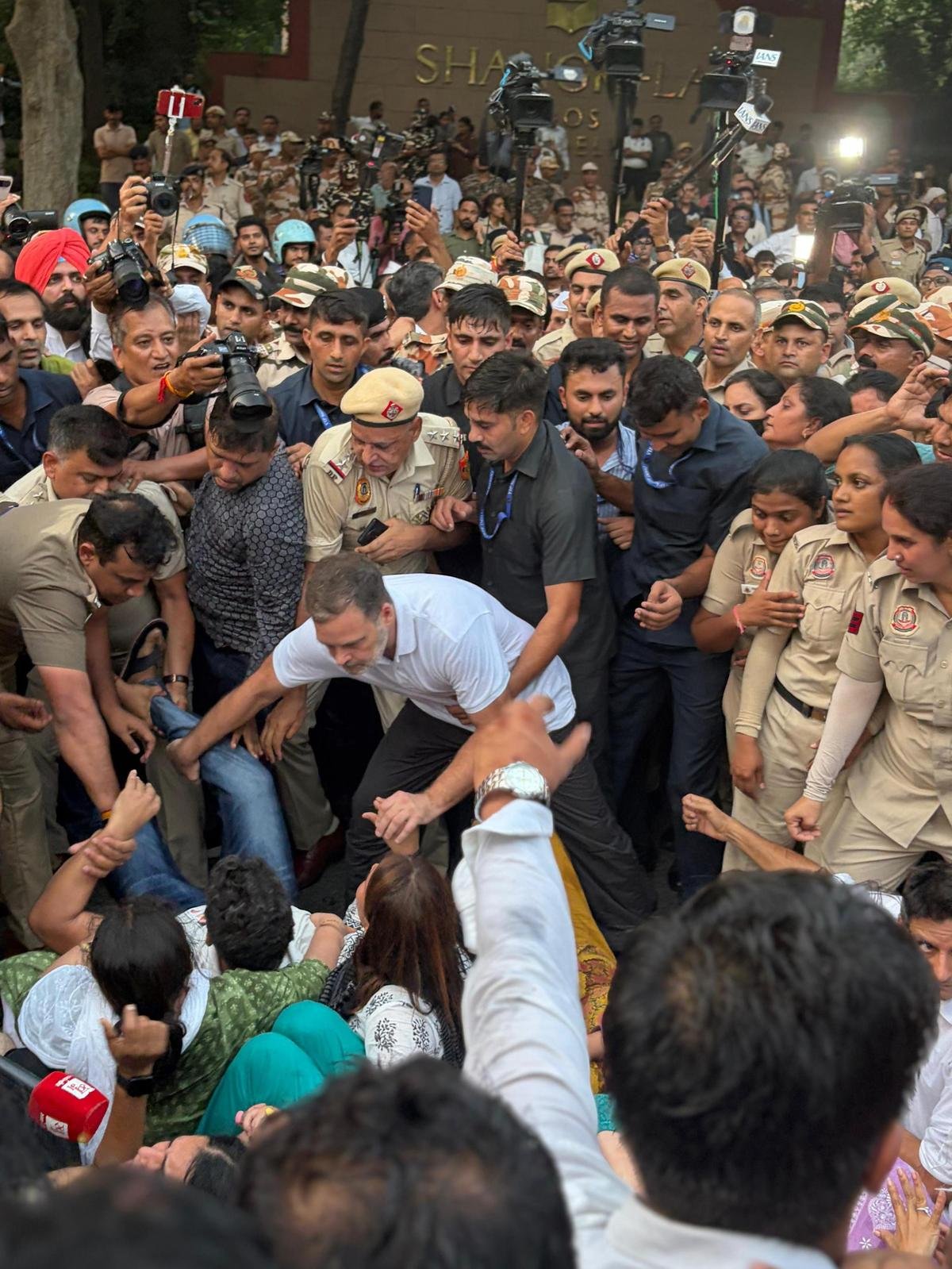 Parliament Clash: Rahul Gandhi and Opposition Face Heavy Police Crackdown in High-Stakes Standoff With Government