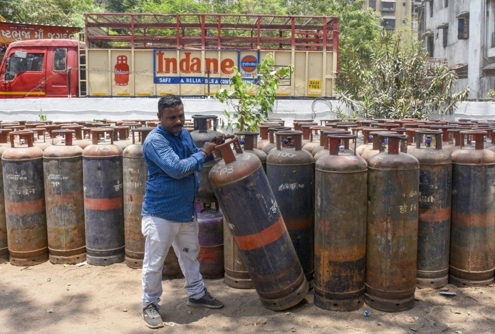 Commercial LPG Prices Slashed by up to ₹183.50; 5-kg FTL Down as West Asia Tensions Thaw | Full City List
