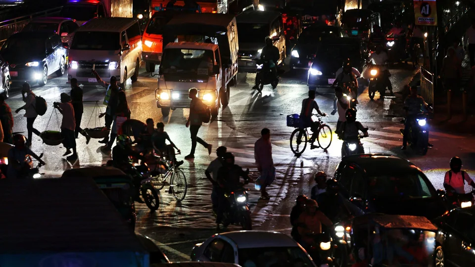 Bangladesh Turns to India for Help as Power Crisis Forces 8 PM Shutdown for Malls and Shops